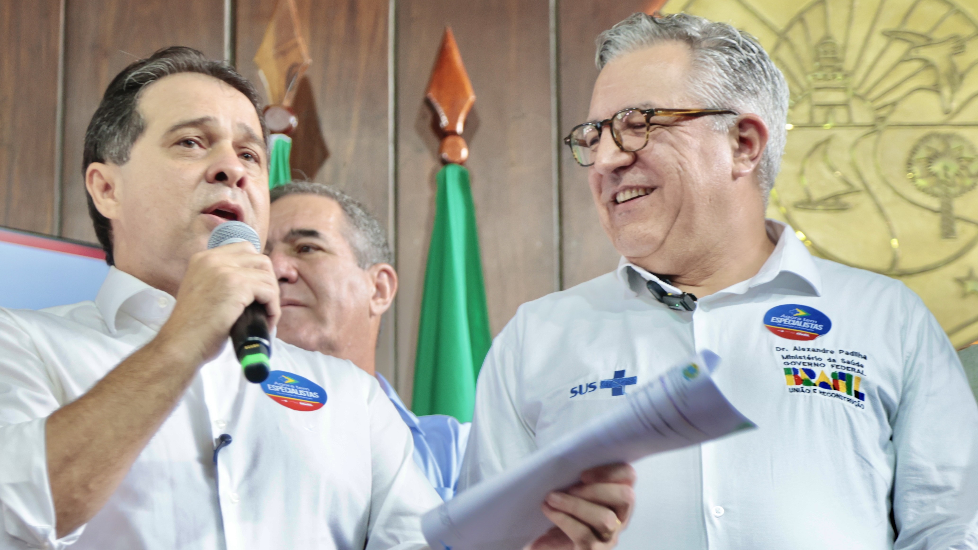 evandro leitão e alexandre padilha no palco do evento